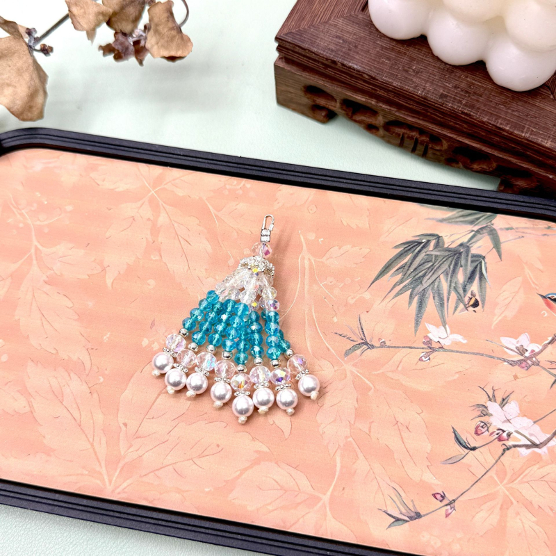 Ručni izradeni viseći privjesak od perlica; materijal: staklo i lazulit; originalni dizajn s ključem; uzorak: srce, kapljica, zvončić; proljeće 2025 izlazi