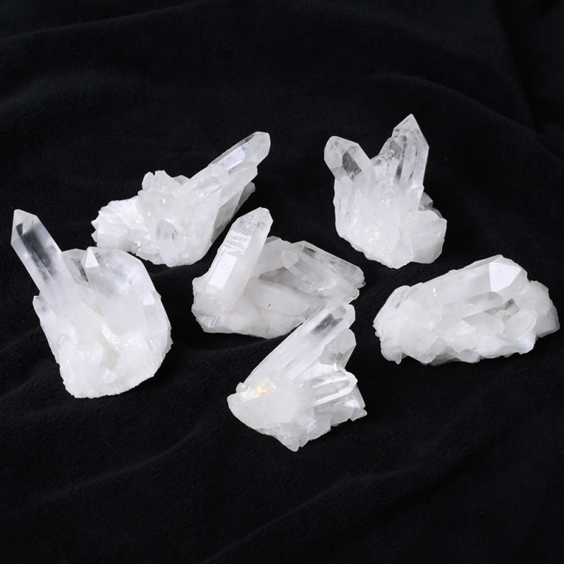 Stolna dekoracija s kristalnim klasterom u novokineskom stilu