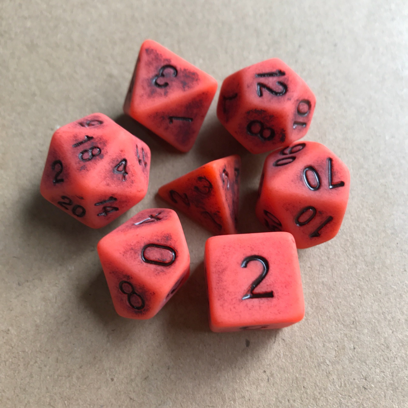 Akrilni set poliedričnih kocki u antiknom stilu, s kockama 4-, 6-, 8-, 10-, 12- i 20-stranima