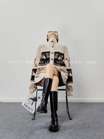 Pleteni kardigan - udoban kroj, stojeći ovratnik, debelo pletivo od akril-poliester, dugi rukav, normalna duljina