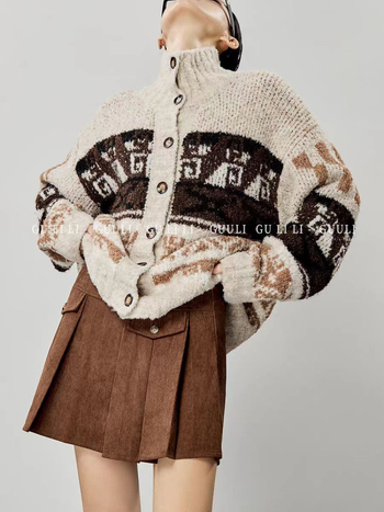 Pleteni kardigan - udoban kroj, stojeći ovratnik, debelo pletivo od akril-poliester, dugi rukav, normalna duljina