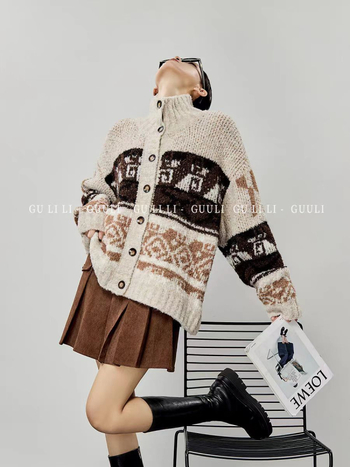 Pleteni kardigan - udoban kroj, stojeći ovratnik, debelo pletivo od akril-poliester, dugi rukav, normalna duljina