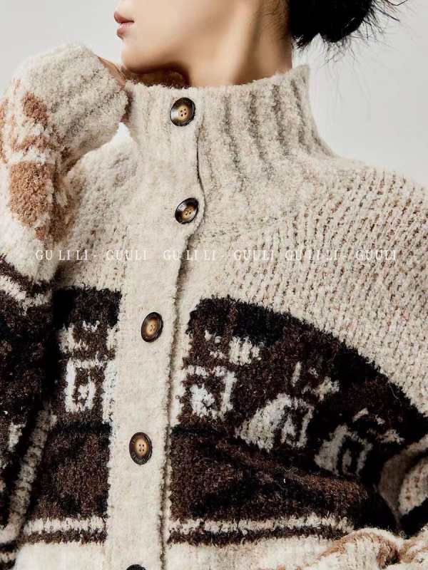 Pleteni kardigan - udoban kroj, stojeći ovratnik, debelo pletivo od akril-poliester, dugi rukav, normalna duljina