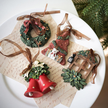 Висулка от смола за коледна украса в модерен минималистичен стил