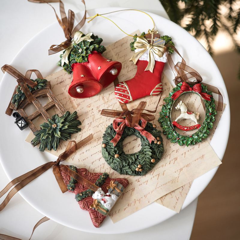 Висулка от смола за коледна украса в модерен минималистичен стил