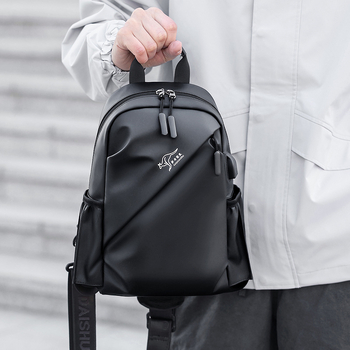 Muška torbica za prsa, gradski minimalistički stil, membranski materijal, vodootporna i izuzetno lagana, monohromatski dizajn, podstava od poliestera, proljeće 2025