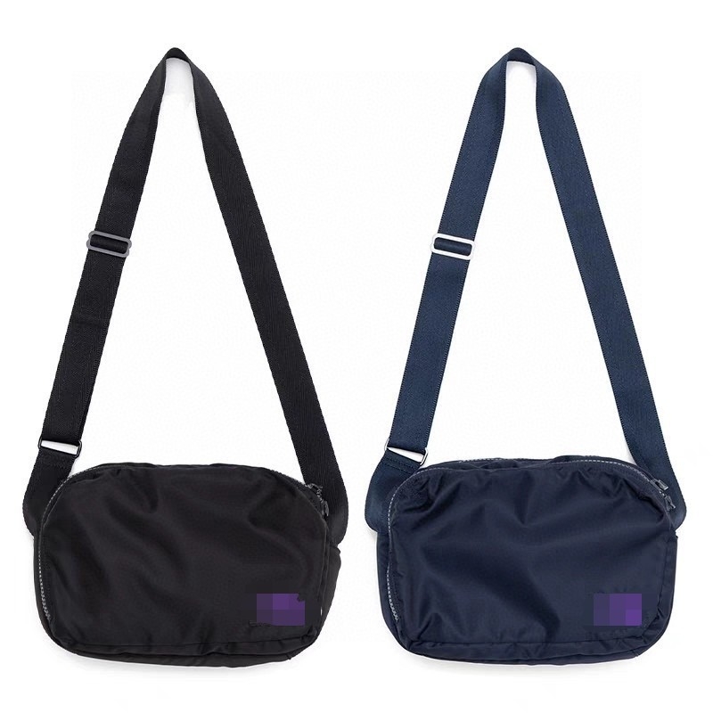 Unisex crossbody torba u urbanom stilu jednostavnosti, od najlona, podstava od najlona, zatvaranje na zip, jesen 2024.