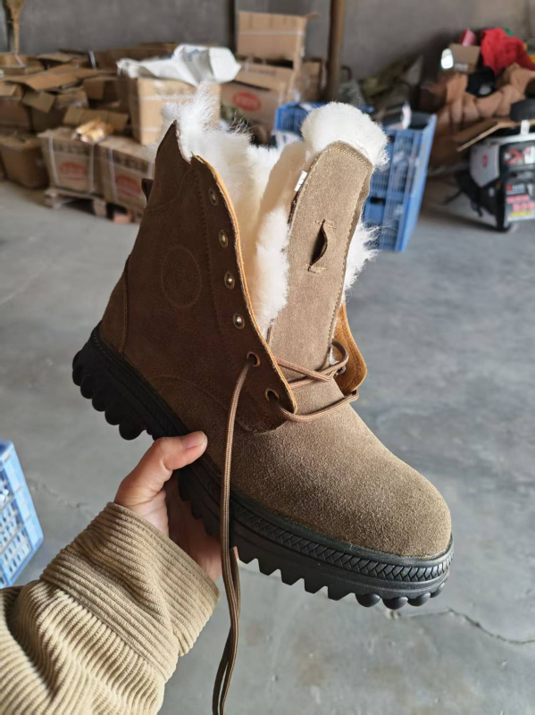 Zimske čizme za snijeg - gornji dio od teleće kože, podstavljena vunom, neklizajuća gumena potplat, peta 3-5 cm, za odrasle