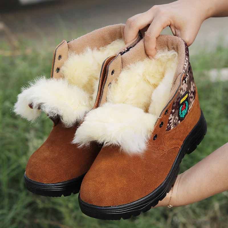 Zimske čizme za snijeg - gornji dio od teleće kože, podstavljena vunom, neklizajuća gumena potplat, peta 3-5 cm, za odrasle