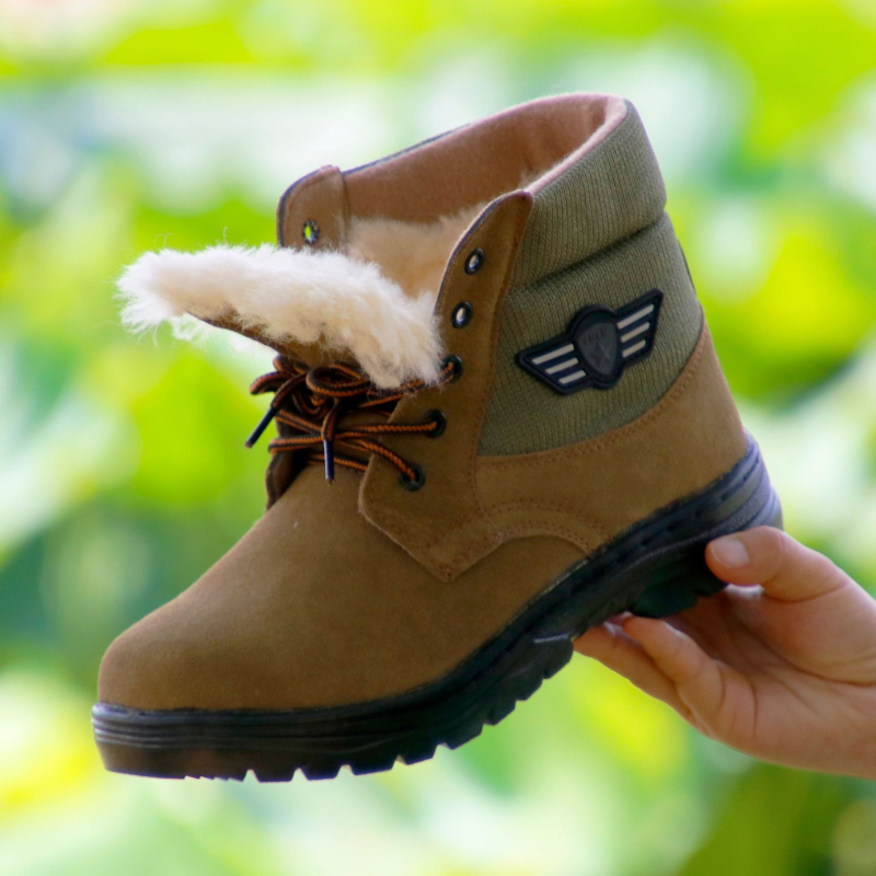 Zimske čizme za snijeg - gornji dio od teleće kože, podstavljena vunom, neklizajuća gumena potplat, peta 3-5 cm, za odrasle