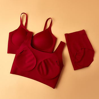 Komplet donjeg rublja od najlona, košarice 3/4, tanke oblikovane košarice, fiksne dvostruke naramenice, bezšivni dizajn na području prsa