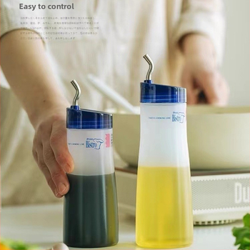 TAKEYA sticlă din plastic pentru sos presat | potrivită pentru condimente lichide | material: rășină de polietilenă și oțel inoxidabil | design modern minimalist | lansare 2025