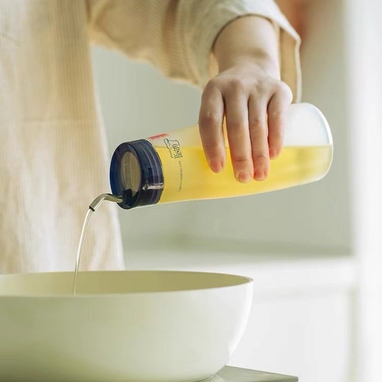 TAKEYA sticlă din plastic pentru sos presat | potrivită pentru condimente lichide | material: rășină de polietilenă și oțel inoxidabil | design modern minimalist | lansare 2025