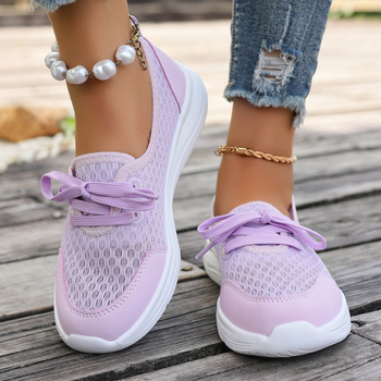 Ženske slip-on casual tenisice s gornjim dijelom od platna, prozračna mrežasta unutrašnjost, gumena potplata, ravna potpetica.