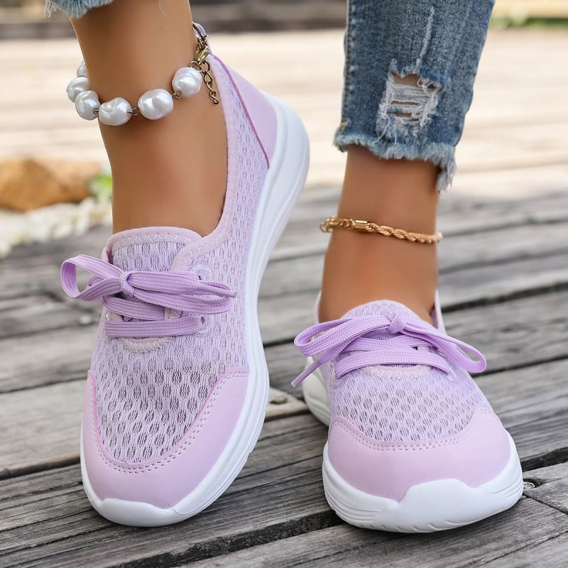 Ženske slip-on casual tenisice s gornjim dijelom od platna, prozračna mrežasta unutrašnjost, gumena potplata, ravna potpetica.