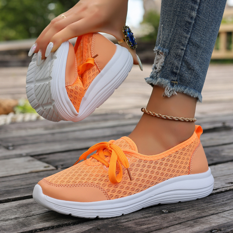 Ženske slip-on casual tenisice s gornjim dijelom od platna, prozračna mrežasta unutrašnjost, gumena potplata, ravna potpetica.