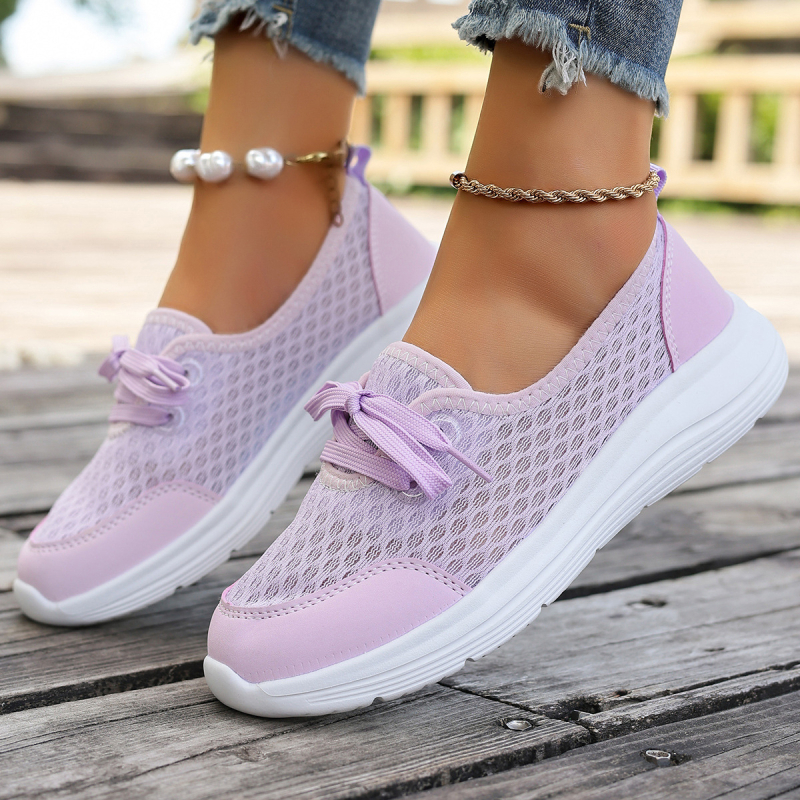 Ženske slip-on casual tenisice s gornjim dijelom od platna, prozračna mrežasta unutrašnjost, gumena potplata, ravna potpetica.