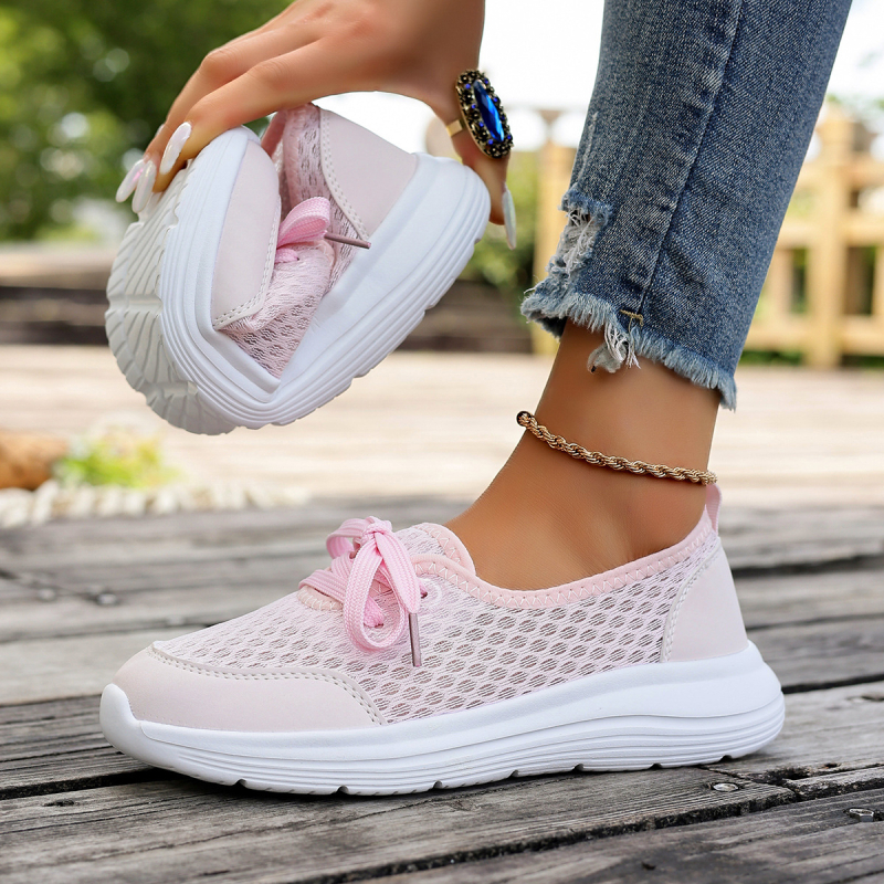 Ženske slip-on casual tenisice s gornjim dijelom od platna, prozračna mrežasta unutrašnjost, gumena potplata, ravna potpetica.