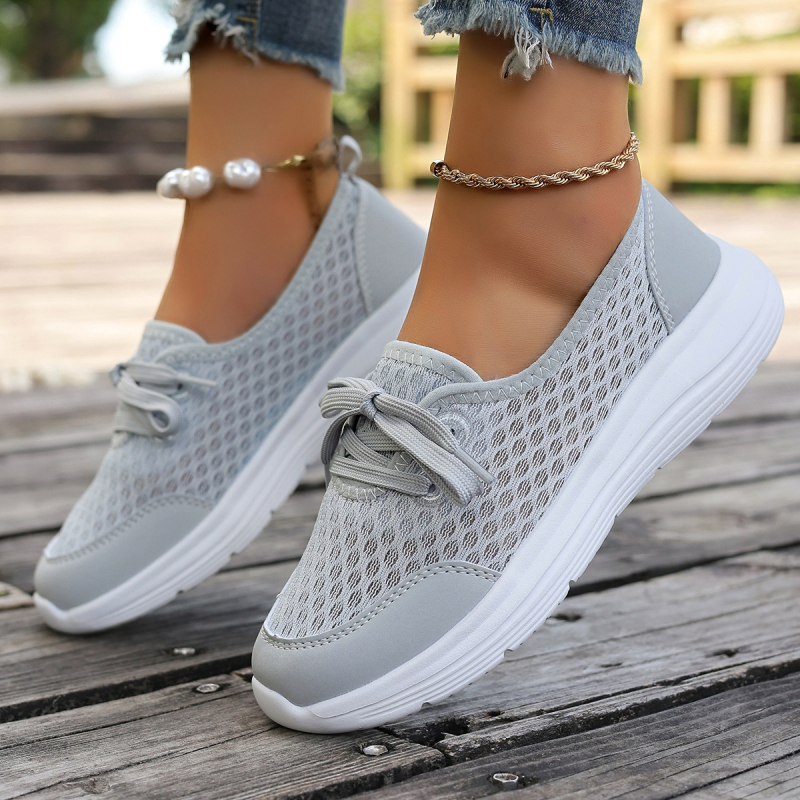 Ženske slip-on casual tenisice s gornjim dijelom od platna, prozračna mrežasta unutrašnjost, gumena potplata, ravna potpetica.