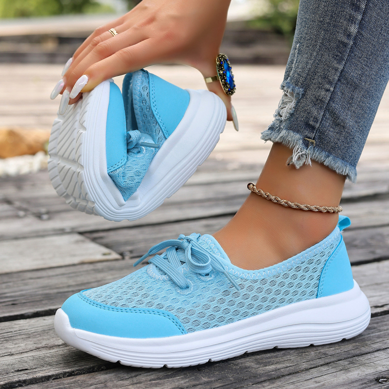 Ženske slip-on casual tenisice s gornjim dijelom od platna, prozračna mrežasta unutrašnjost, gumena potplata, ravna potpetica.
