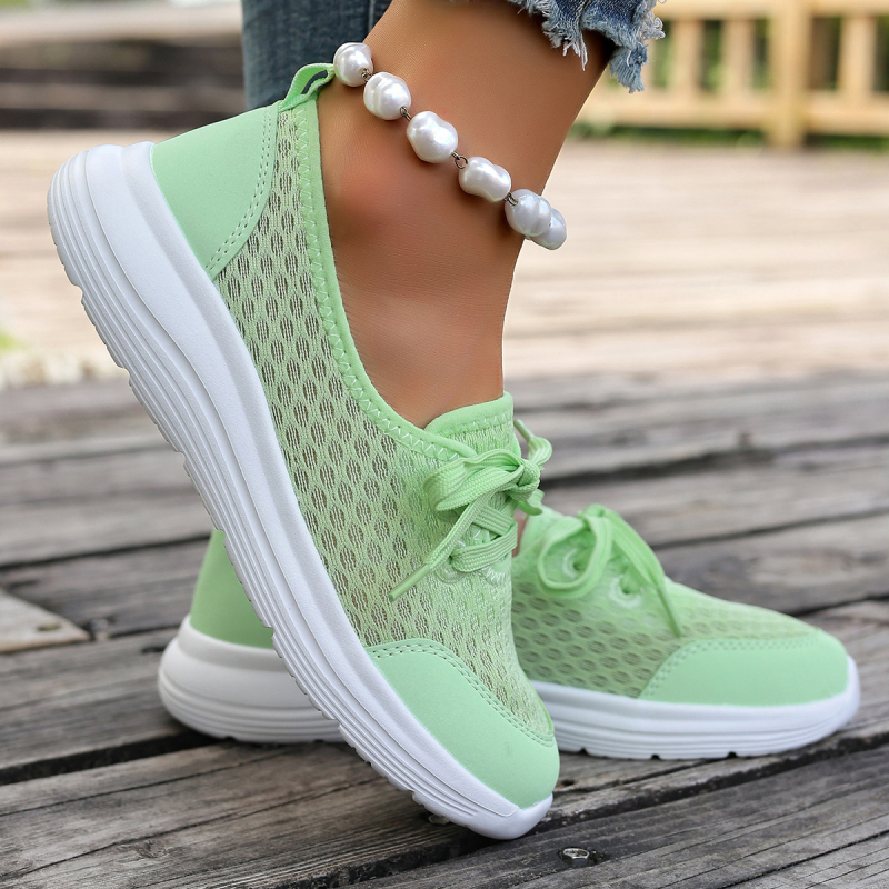 Ženske slip-on casual tenisice s gornjim dijelom od platna, prozračna mrežasta unutrašnjost, gumena potplata, ravna potpetica.