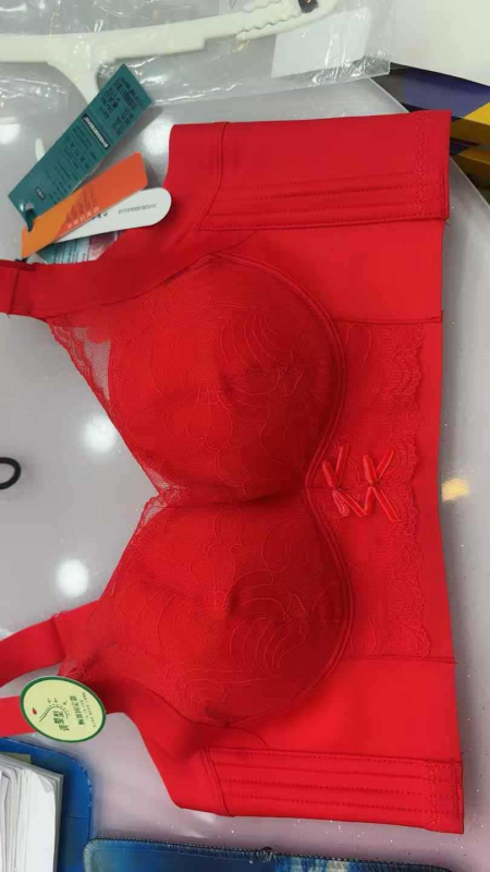 Čipkasti grudnjak s košaricama 3/4, nylonske oblikovane košarice, stražnje petredno kopčanje, bočna podrška