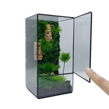 Stakleni terarij s mahovinskim mikropejzažom, ručno izrađeno, sodalime staklo, geometrijski oblik, visi dekorativan dodatak