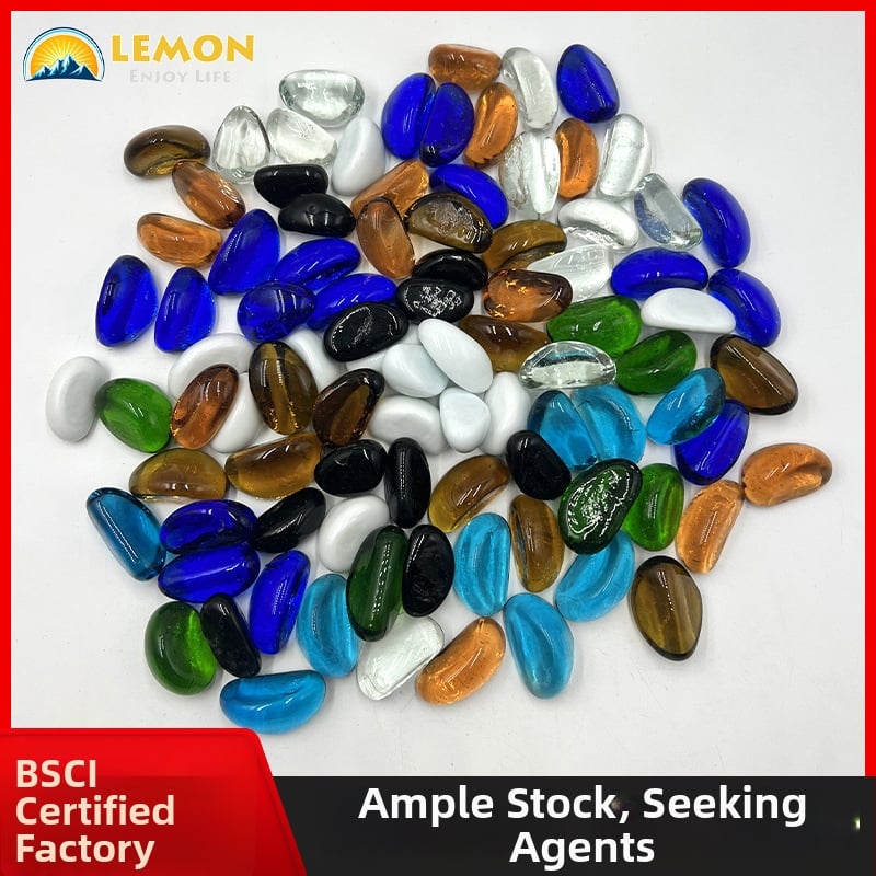 Vaza u obliku kešu od stakla sa sodalime premazom boja, lijevana proizvodnja, moderni minimalistički stil.