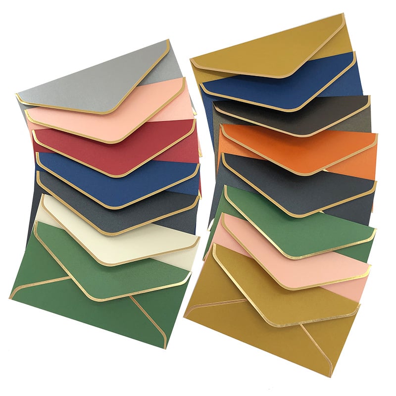 Плик с персонализирано лого и фолиран печат върху 250 g перлена хартия, западен стил, златна кант на плика