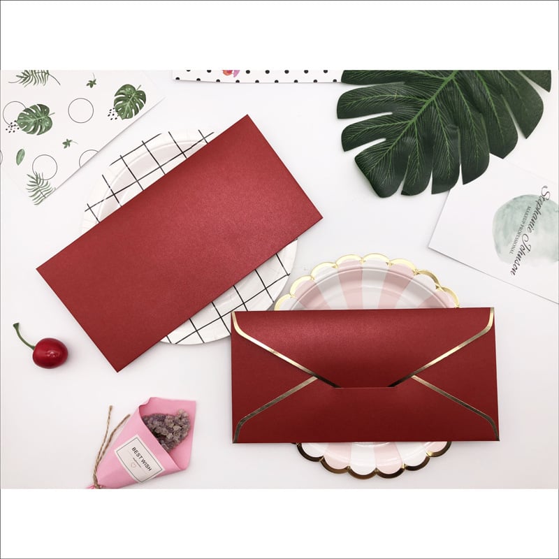 Плик с персонализирано лого и фолиран печат върху 250 g перлена хартия, западен стил, златна кант на плика