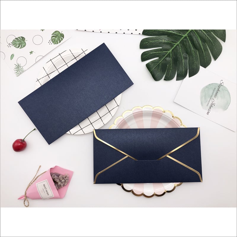 Плик с персонализирано лого и фолиран печат върху 250 g перлена хартия, западен стил, златна кант на плика