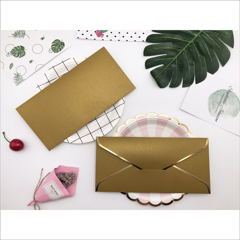 Плик с персонализирано лого и фолиран печат върху 250 g перлена хартия, западен стил, златна кант на плика