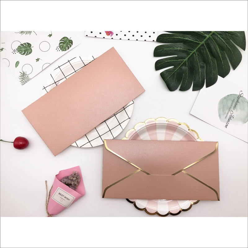 Плик с персонализирано лого и фолиран печат върху 250 g перлена хартия, западен стил, златна кант на плика