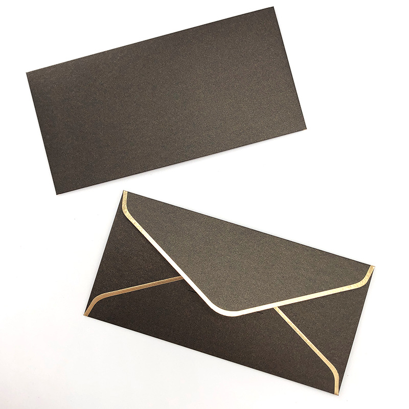Плик с персонализирано лого и фолиран печат върху 250 g перлена хартия, западен стил, златна кант на плика