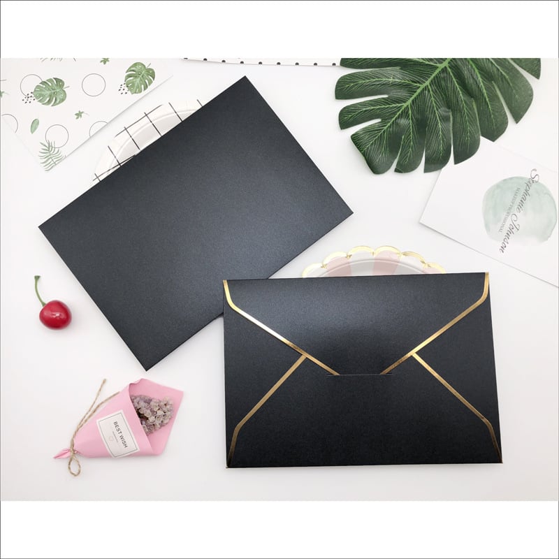 Плик с персонализирано лого и фолиран печат върху 250 g перлена хартия, западен стил, златна кант на плика