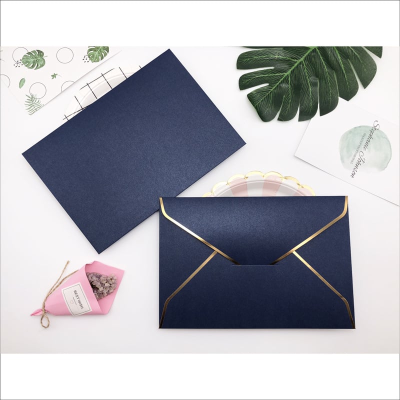 Плик с персонализирано лого и фолиран печат върху 250 g перлена хартия, западен стил, златна кант на плика