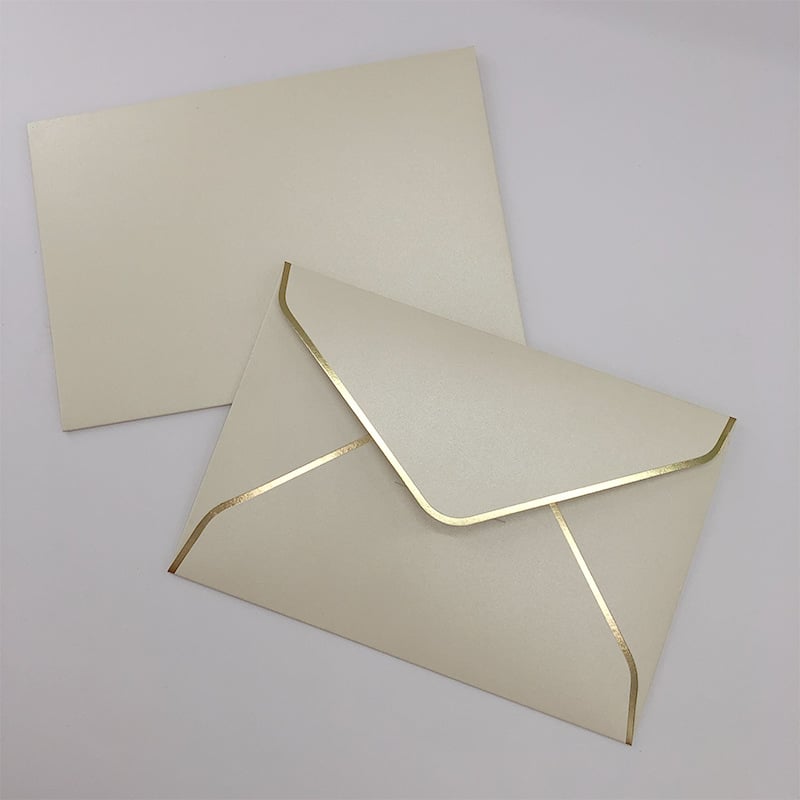 Плик с персонализирано лого и фолиран печат върху 250 g перлена хартия, западен стил, златна кант на плика