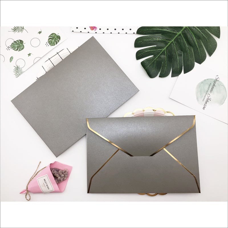 Плик с персонализирано лого и фолиран печат върху 250 g перлена хартия, западен стил, златна кант на плика