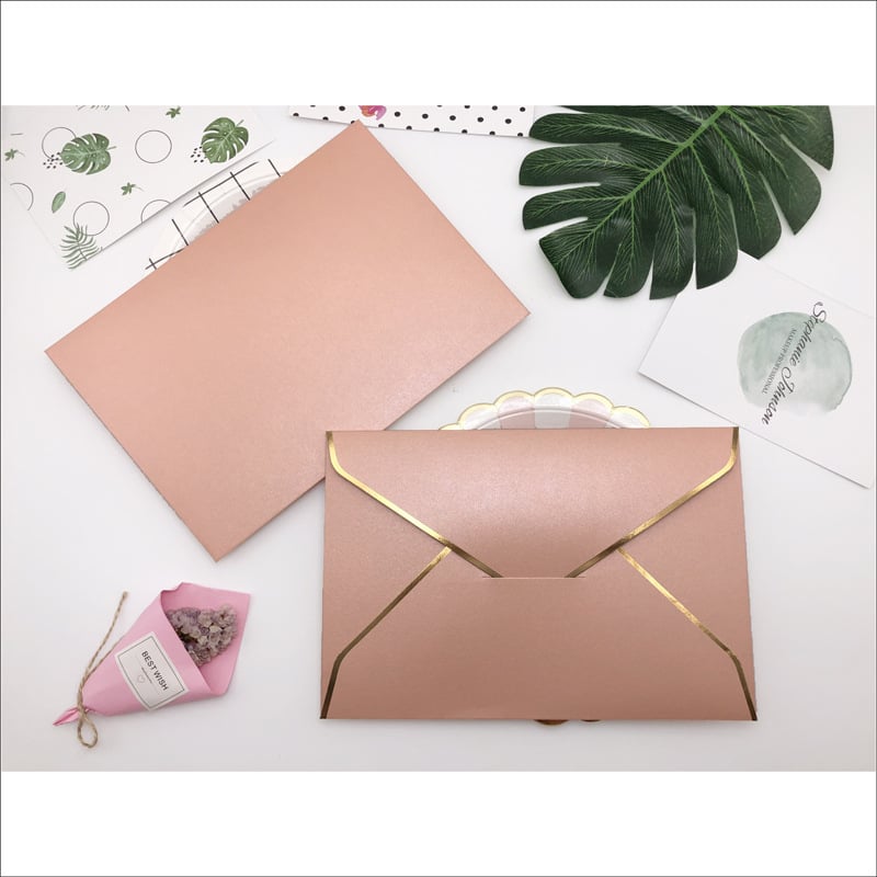 Плик с персонализирано лого и фолиран печат върху 250 g перлена хартия, западен стил, златна кант на плика