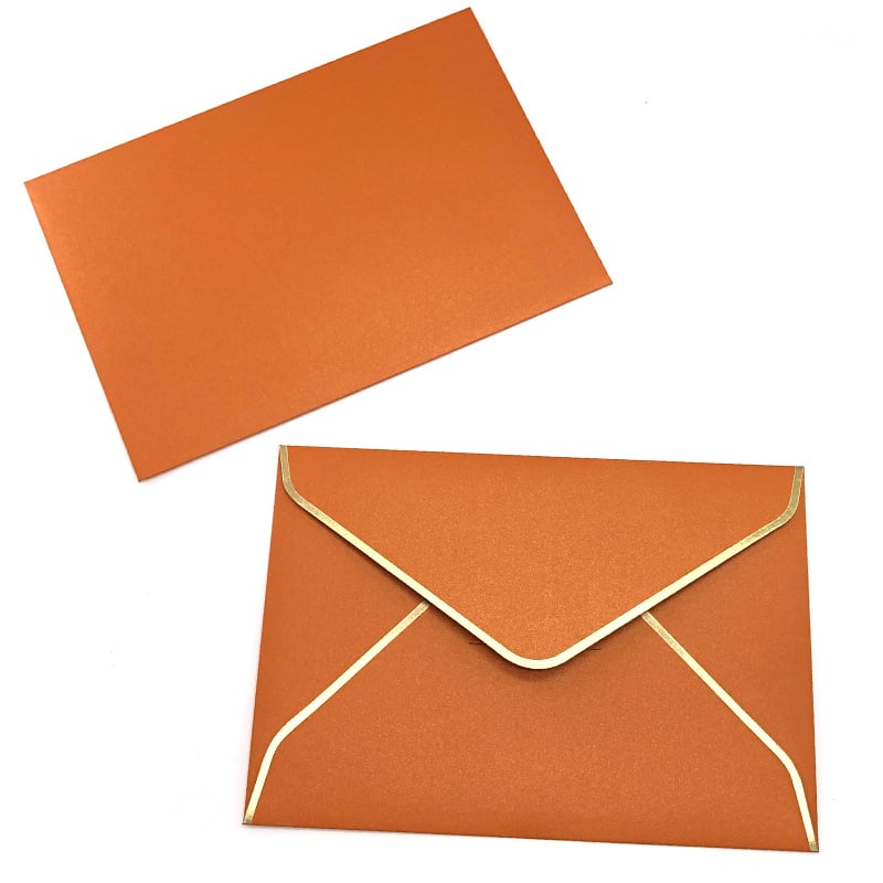 Плик с персонализирано лого и фолиран печат върху 250 g перлена хартия, западен стил, златна кант на плика