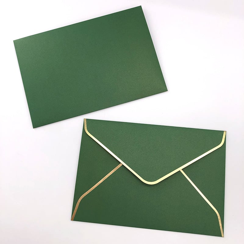 Плик с персонализирано лого и фолиран печат върху 250 g перлена хартия, западен стил, златна кант на плика