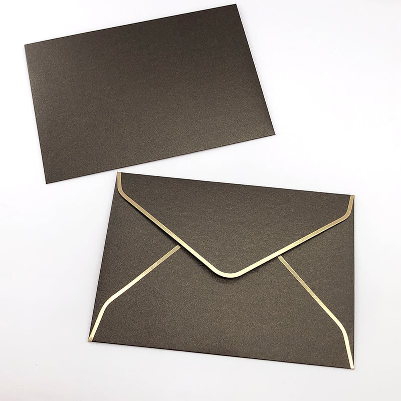 Плик с персонализирано лого и фолиран печат върху 250 g перлена хартия, западен стил, златна кант на плика