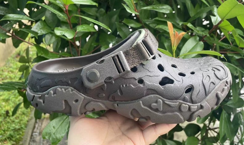 Férfi kültéri, légáteresztő, zártujjú papucs EVA felsővel és talppal, csat-zár, egyrészes öntés, tavasz 2025