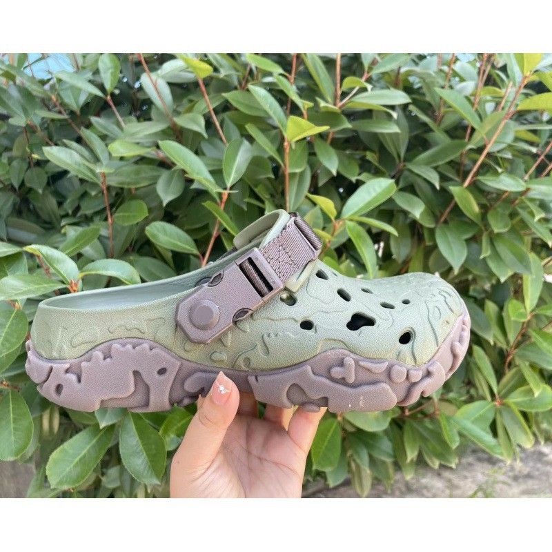 Férfi kültéri, légáteresztő, zártujjú papucs EVA felsővel és talppal, csat-zár, egyrészes öntés, tavasz 2025