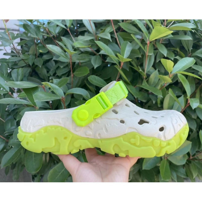 Férfi kültéri, légáteresztő, zártujjú papucs EVA felsővel és talppal, csat-zár, egyrészes öntés, tavasz 2025