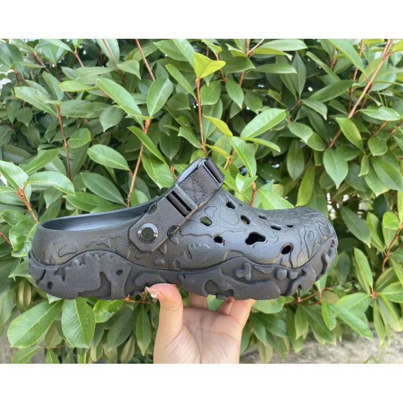 Férfi kültéri, légáteresztő, zártujjú papucs EVA felsővel és talppal, csat-zár, egyrészes öntés, tavasz 2025