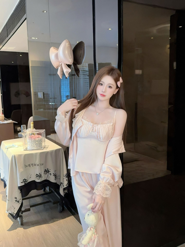 Ženski trodjelni pijama set od Ice Silk — top s okruglim izrezom, dugi rukavi, hlače; Ice Silk, 90–95% poliester