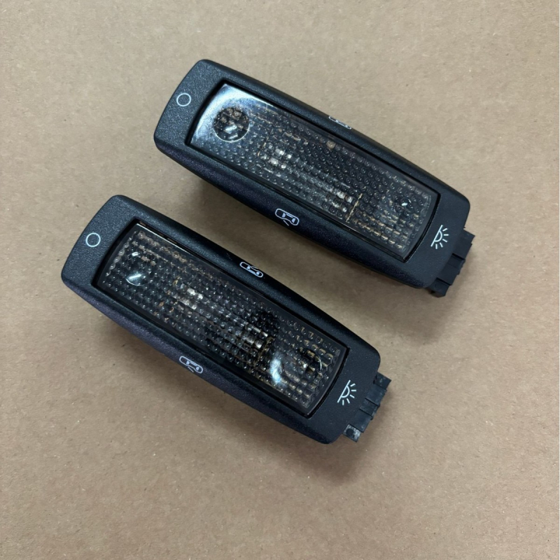 Lampa za čitanje sa stražnje sjedalice automobila — kompatibilna s Passat B5, Bora, Golf 4, Beetle, Tiguan; dio br. 3B0947291; žarulja uključena