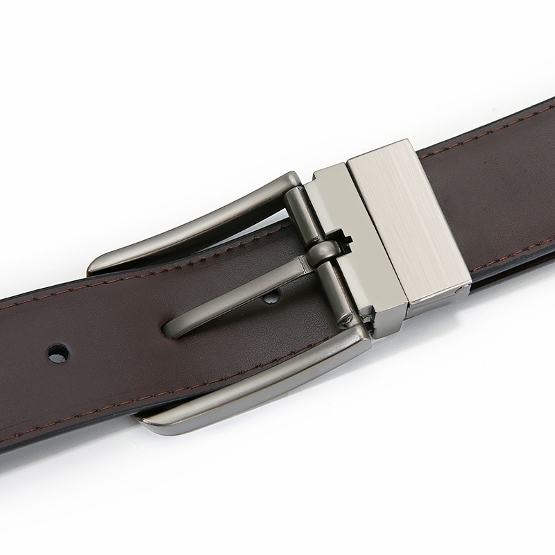Muški dvostruki kožni pojas s rotirajućom adatom kopčom; Materijal: split leather; Kopča: legura; Zakopčavanje: pin buckle; Stil: poslovan, svestran, elegantan, jednostavan; Sezona: Spring 2025