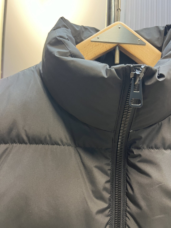 Down vesta s corduroy materijalom, labav kroj, zatvarač, 100% bijeli patka perje, punjenje 100–150 g